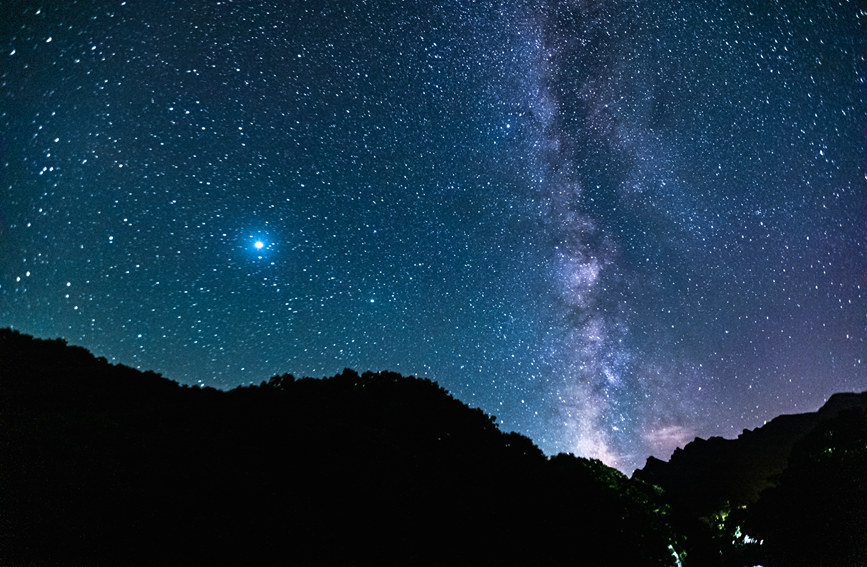 Like a dream! Luoyang Baiyun Mountain starry sky is beautiful, the Milky Way spans the sky