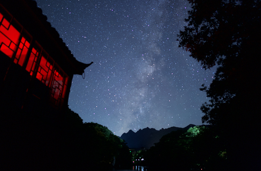 Like a dream! Luoyang Baiyun Mountain starry sky is beautiful, the Milky Way spans the sky